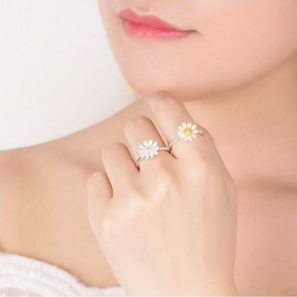 925 Sterling Silver Two Tone Daisy Adjustable Ring - Picture 1 of 7